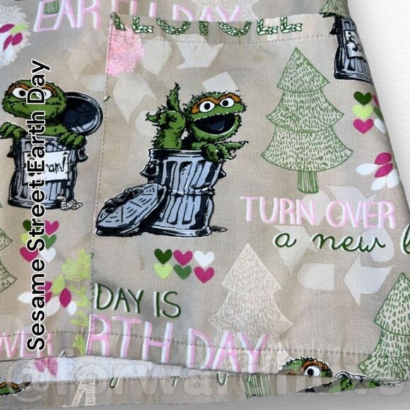 Oscar the Grouch Sesame Street Earth Day Scrub Top Size Small - Picture 10 of 11